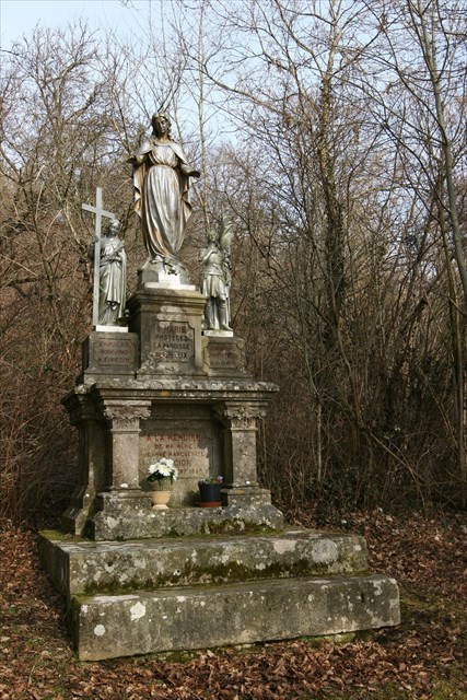 statues en forêt